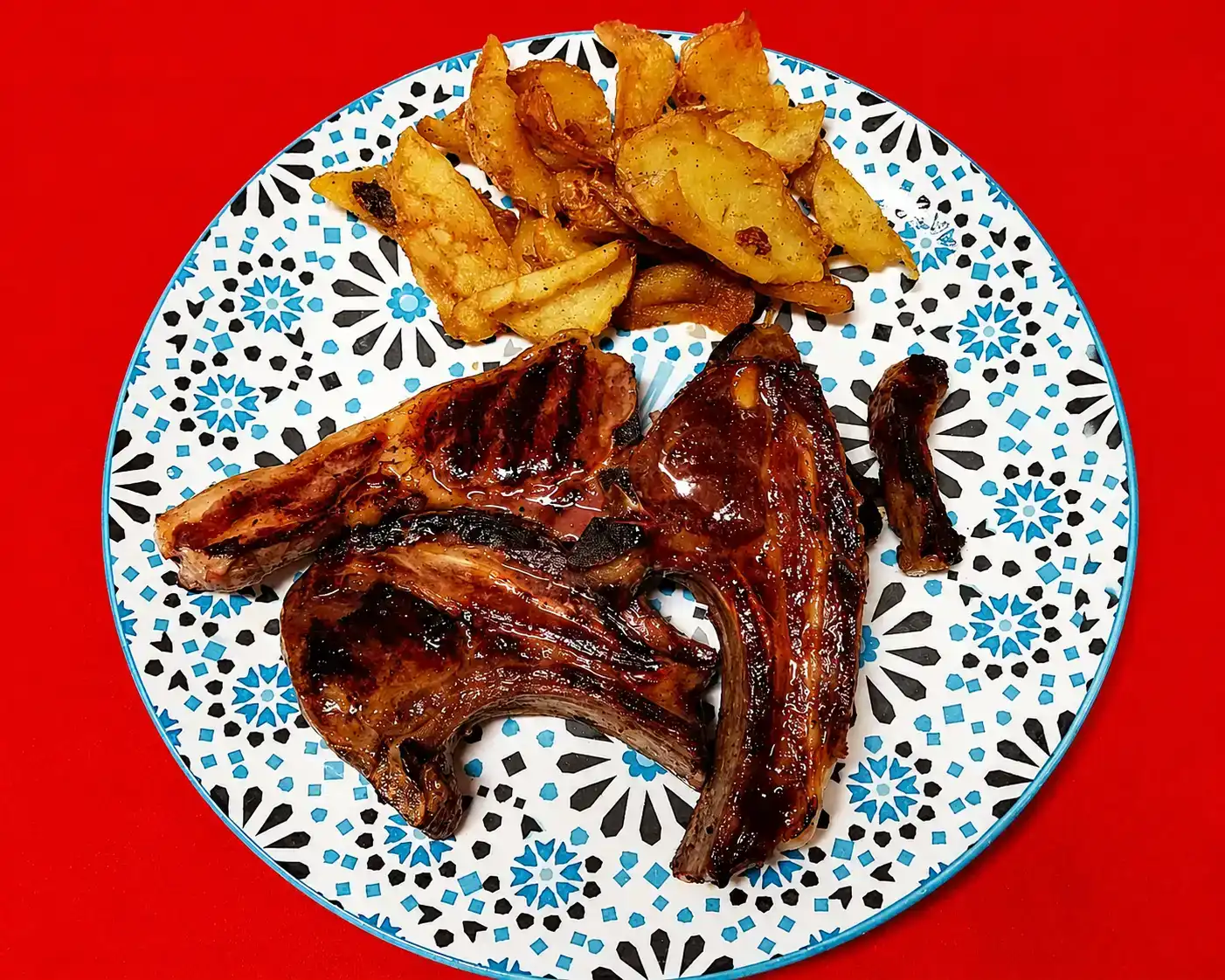 Costolette alla griglia con patate dorate