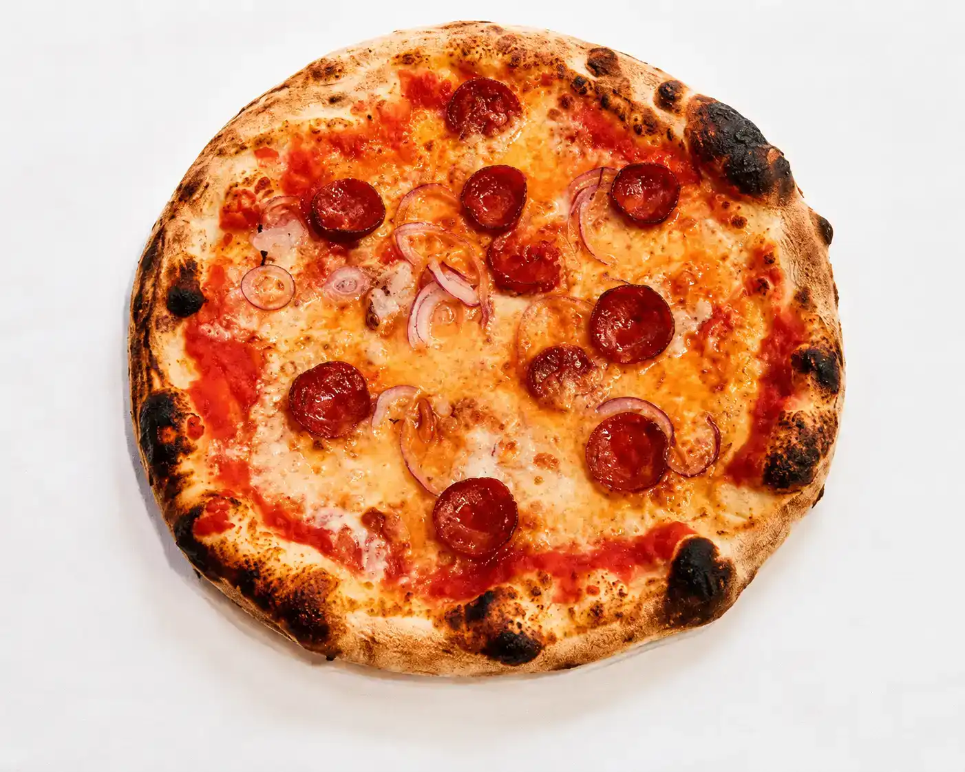 Pizza con salame piccante e cipolla rossa