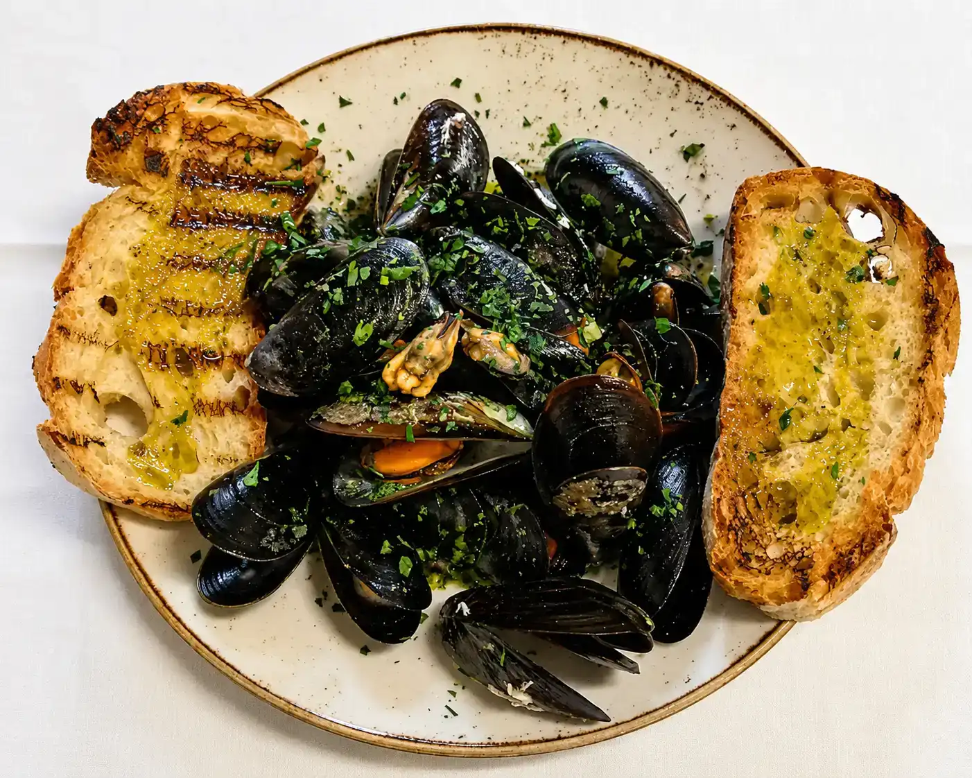 Pizza Cozze con crostoni all’olio